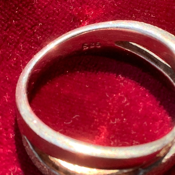 Sterling silver .925 cross-over ring, size 9, pre-owned - Picture 2 of 3